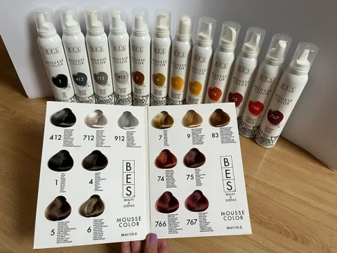 Barevná pěnová tužidla: okamžitá barva, objem i lesk v jednom kroku